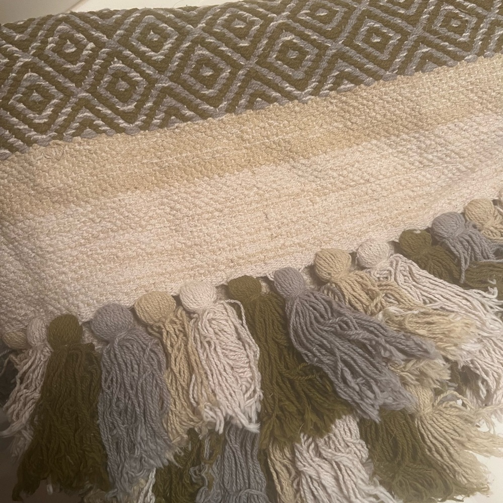 2 x 3 Accent Rug - Picture 2 of 3